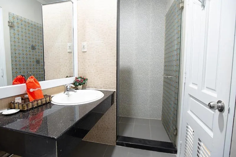 RedDoorz Plus @ Nguyen Thi Thap Street