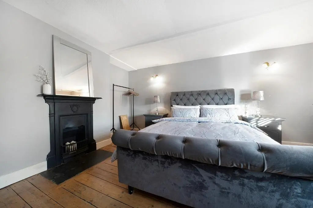 Private Room with En-suite, City Centre With Free On Site Parking