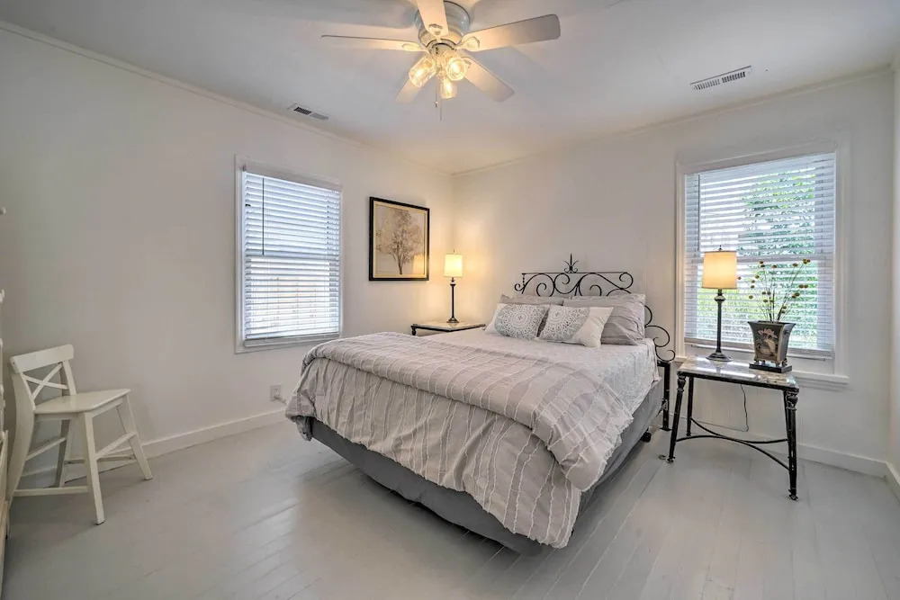 Bright Carolina Beach Cottage w/ Yard & Grill