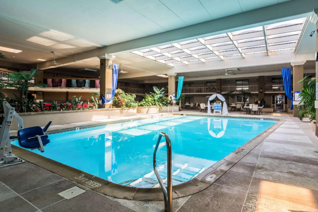 Plaza Inn & Suites