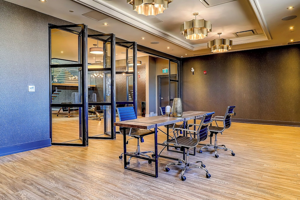 Dream Suites Near YYZ Airport