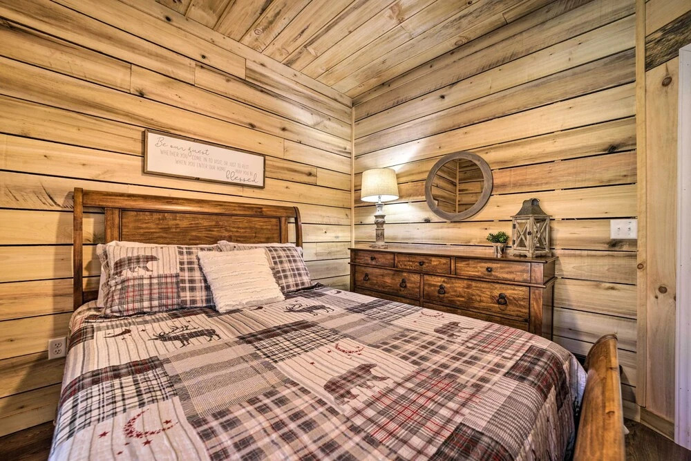 Modern Cabin w/ Fire Pit u003c 3 Mi to Trails