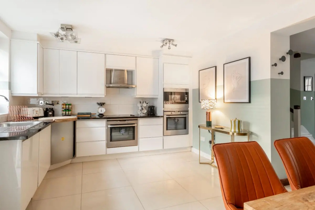 The Southwick Sanctuary - Large & Modern 6BDR Home with Private Terrace
