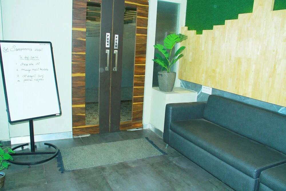 Sri Sampoorna Hotel