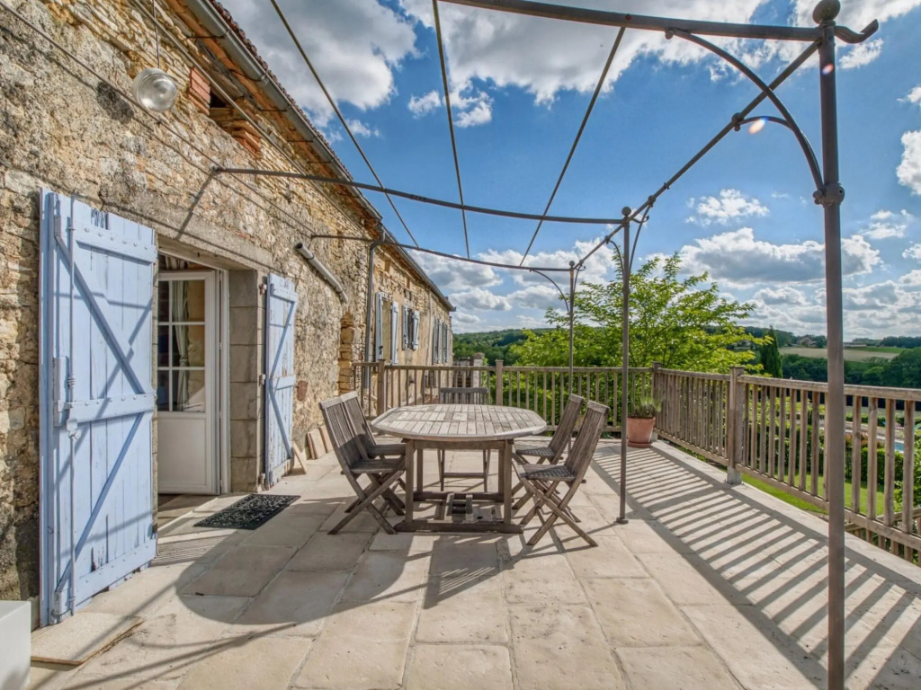 Alluring Holiday Home in Dégagnac with Heated Pool