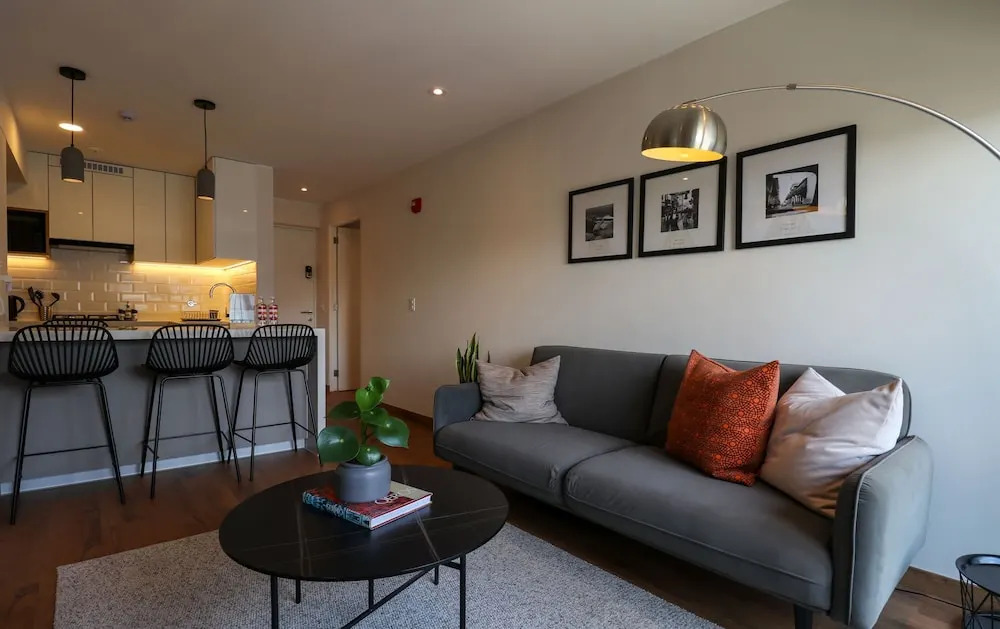 w Stylish 2BR Retreat w Balcony in Miraflores