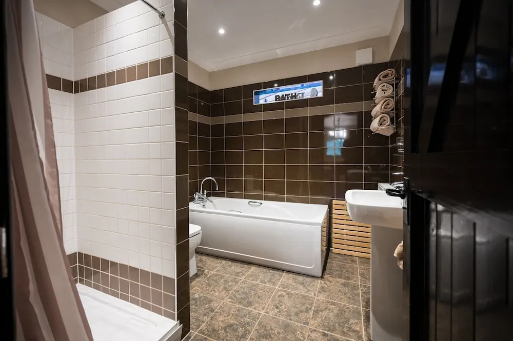 Suffolk Retreats for up to 24 Guests With hot tub