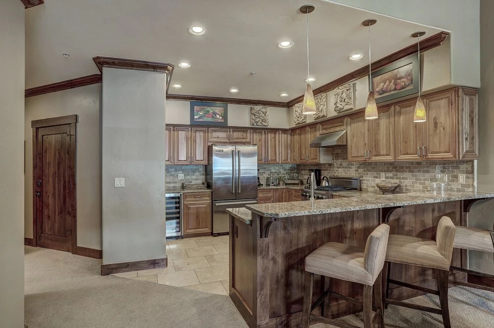Ski-In, Ski-Out Luxury 4 Bdrm/4 Bath on Peak 7 Condo
