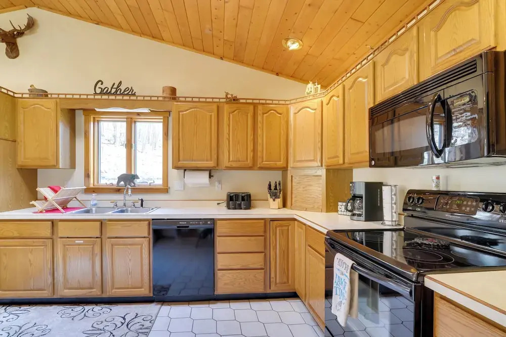 Lovely Terra Alta Cabin < 1 Mi to Alpine Lake