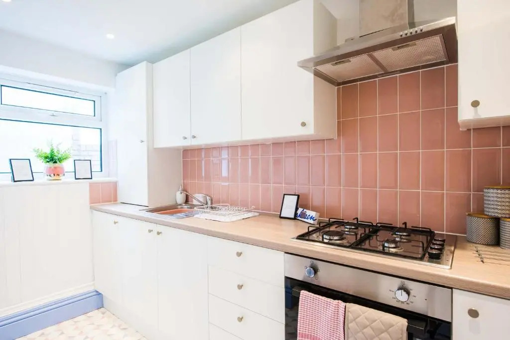 1 bed central Cardiff apartment with free parking