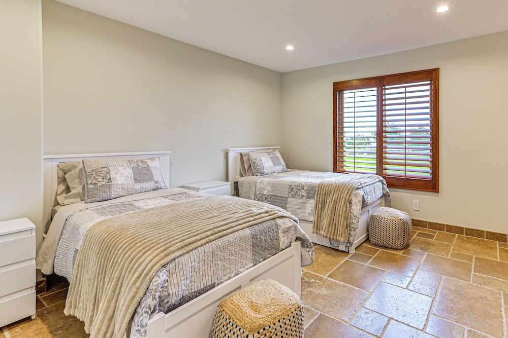 Game Room, Hot Tub & Views! Luxe Temecula Estate