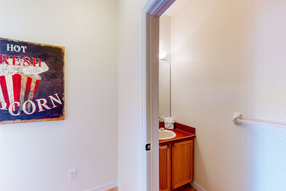 Spacious Home in a Great Neighborhood With Enclosed Pool & AC - Dog-friendly