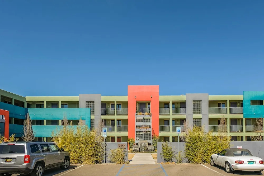 1 BR & 2 BR Apt w Pool & Gym by Frontdesk