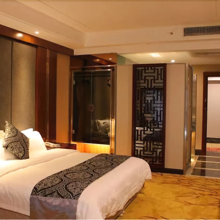 Yuebanwan Hotel (Fat Donglai at Xuchang Railway Station)