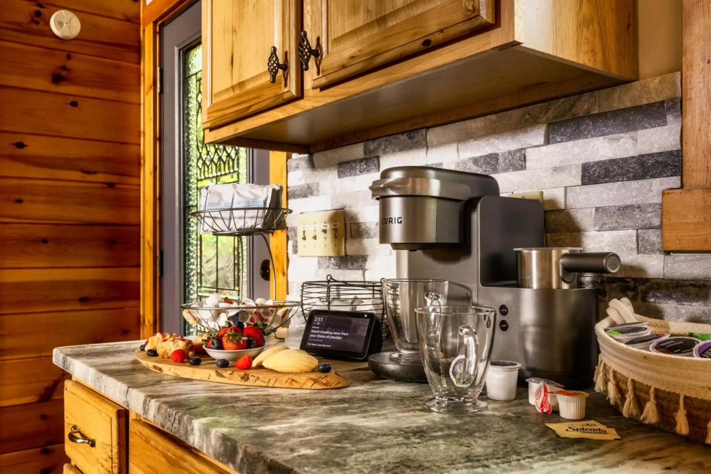 3-MasterSuites-GorgeousViews-GameRm-HotTub-Gburg7min-Ober5min-Bears!