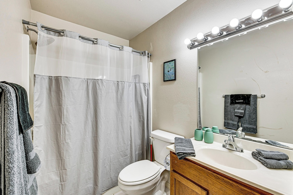 Hot Tub! Dog-friendly Gem 6 Mi to Dtwn Brownsville