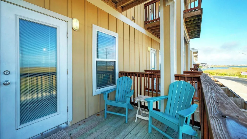 Oceans 96 & Beautiful Place by Avantstay Sleeps 32, 2 Homes Heated Pool + Game Rooms + Balconies