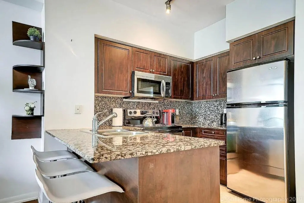 Instant Suites- Luxurious 1BR in Heart of Downtown with Balcony