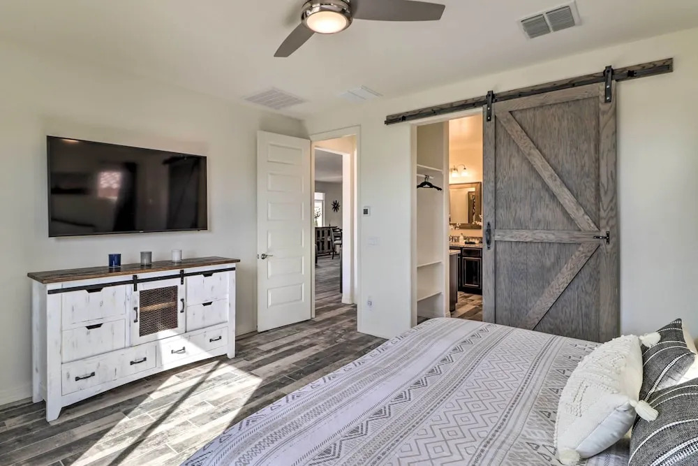 Heated Pool + Putting Green: Goodyear Retreat