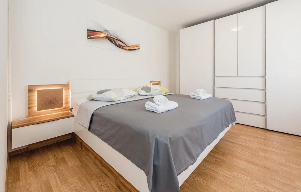 Beautiful Apartment in Brodarica With Wifi and 3 Bedrooms