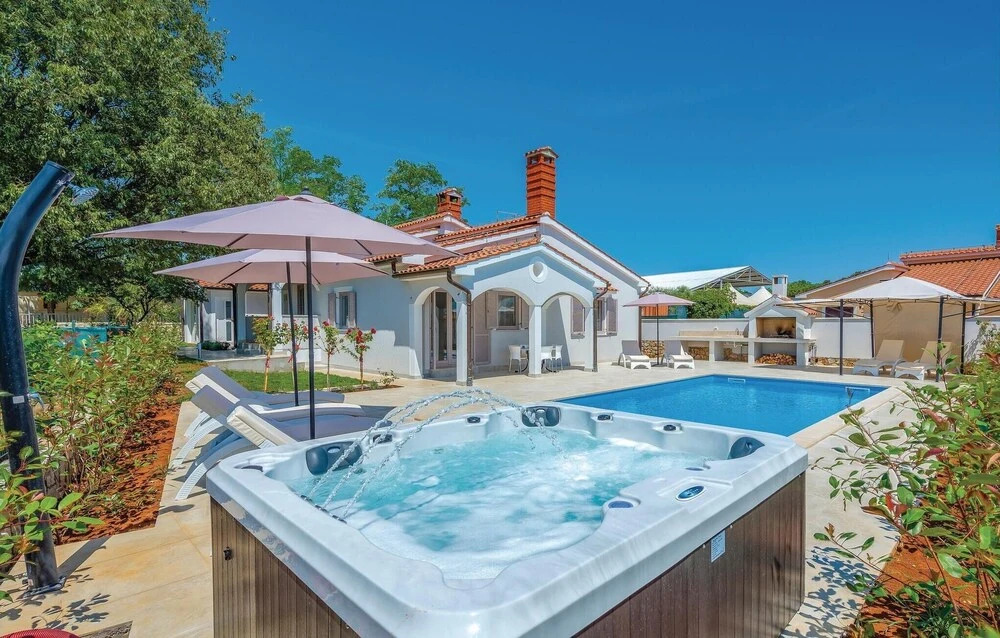 Nice Home in Vabriga with Outdoor Swimming Pool, Hot Tub & Outdoor Swimming Pool