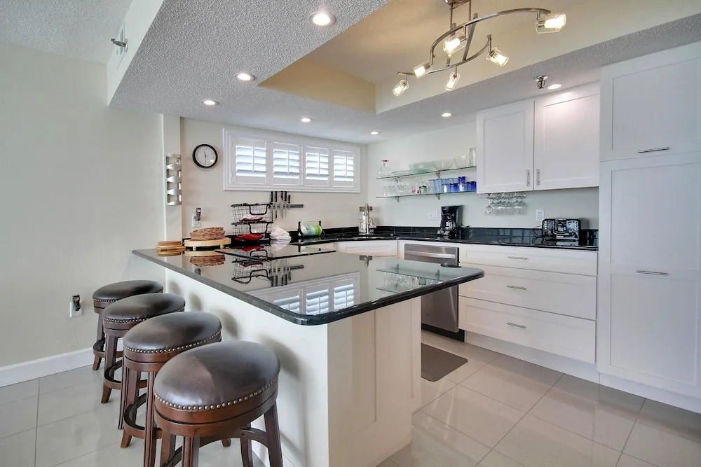 Trillium 5C Beach Front/private Balcony With Amazing Views/pool!
