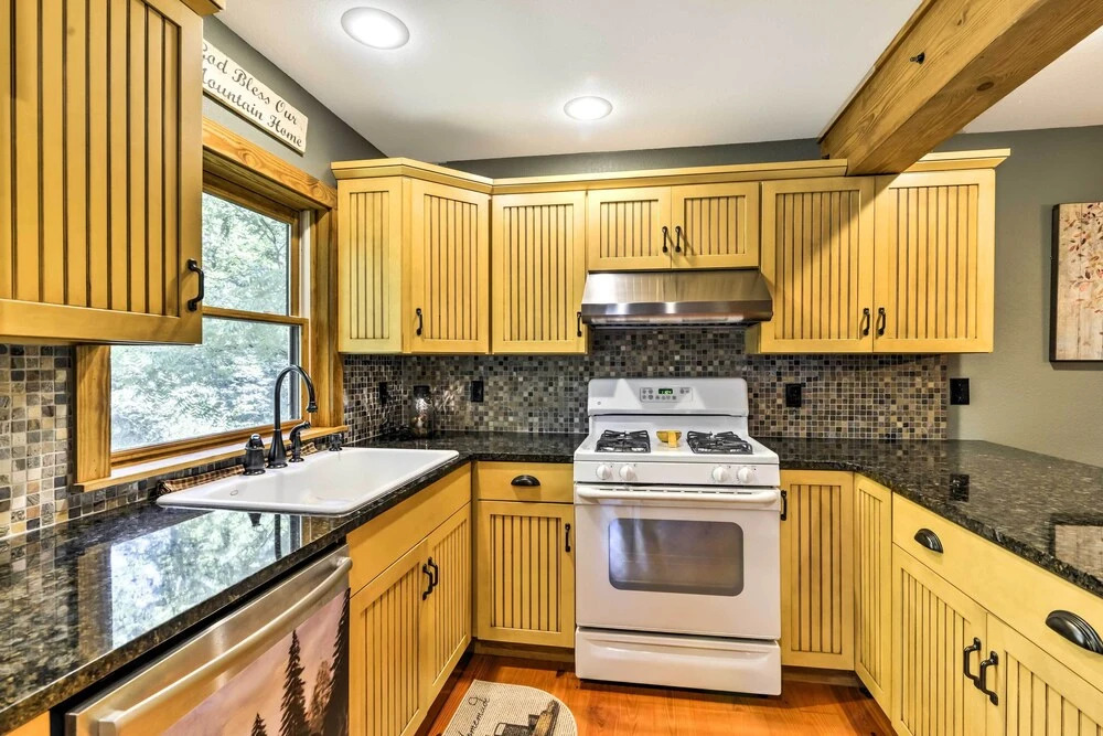 Black Mountain Cabin w/ Screened Porch + Views!