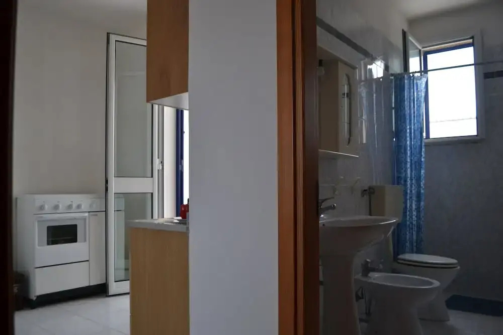 Cosy Apartment Near The Beach With Balcony Pets Allowed Parking Available