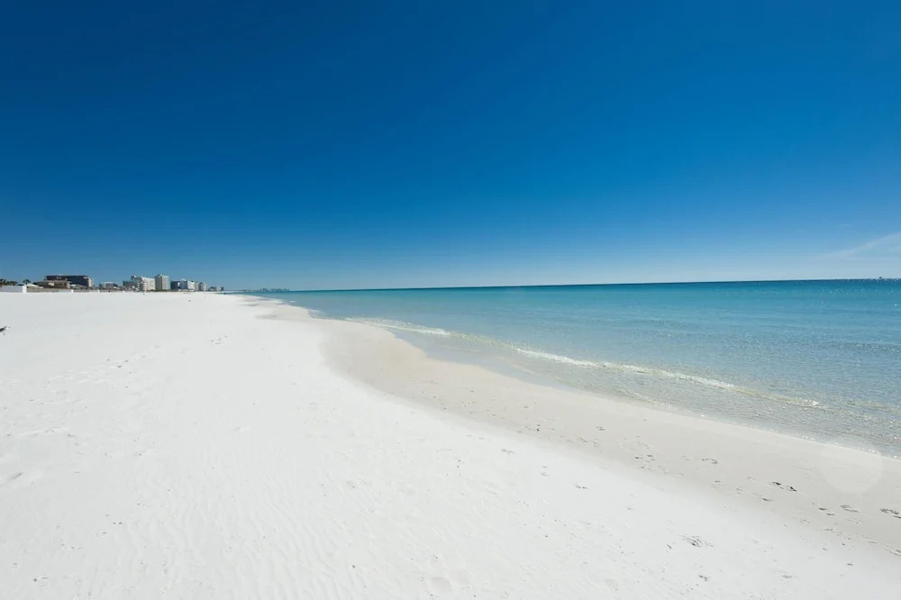 Holiday Surf and Racquet Club 711