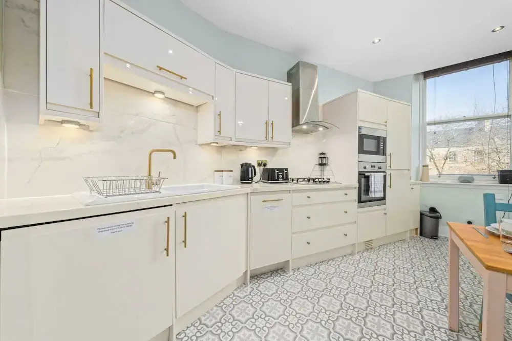 Vibrant Spacious Apartment In West End