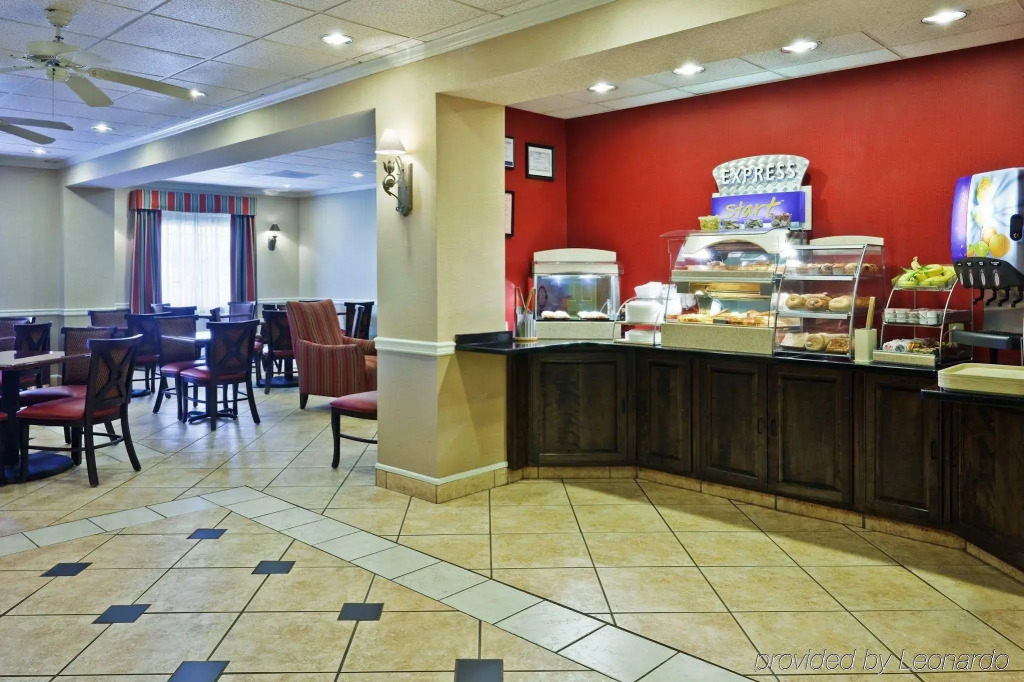 Holiday Inn Express & Suites Manchester by IHG
