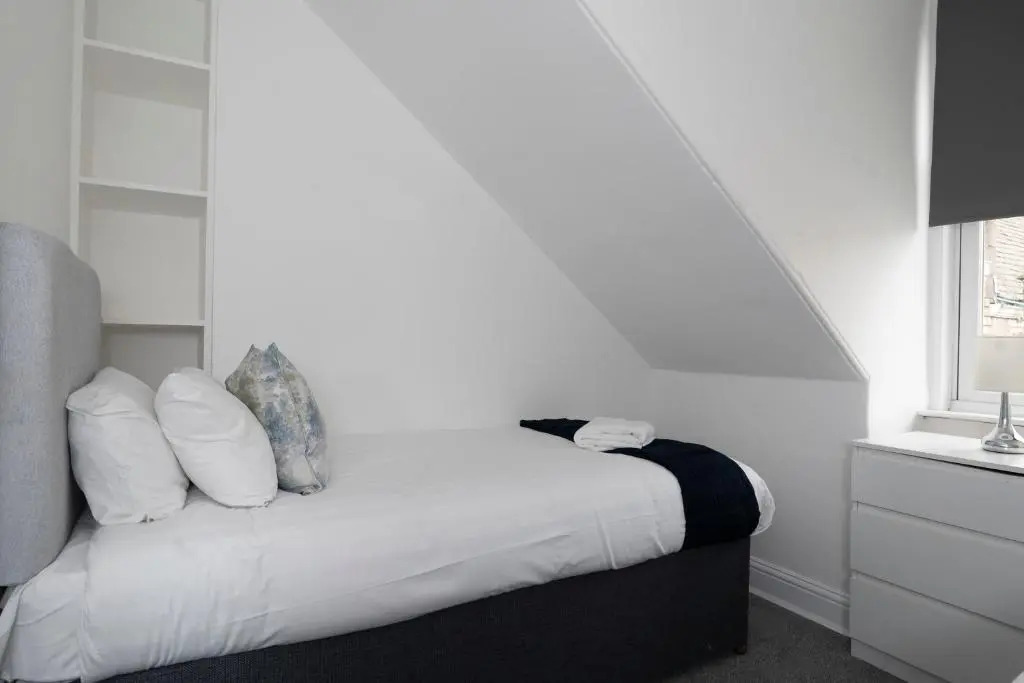 GreenStar Apartments - Short Walk Away Into Dundee City Centre - 6 Individual Properties from 1 to 3 Bedrooms - Short & Long Stay Offers