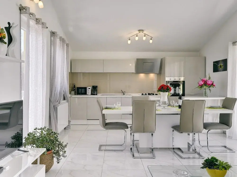 Apartment With Modern Decor and Spacious Garden, 3 km From the Beach