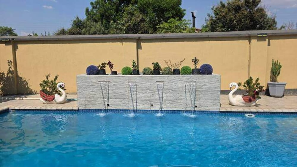 Cottage - Sleeps 4 - Pool - Near Airport