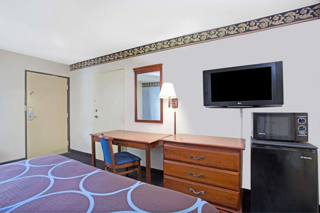 Super 8 by Wyndham Suwanee