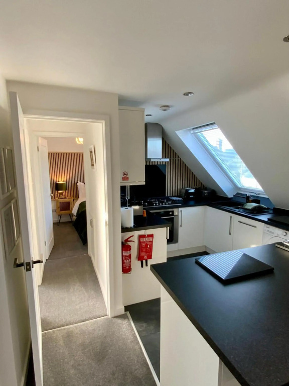 THE HIDEAWAY - LUXURY SELF CATERING COASTAL APARTMENT WITH PRIVATE ENTRANCE - JUST A FEW MINUTES WALK TO THE BEACH with FREE PRIVATE OFF ROAD PARKING