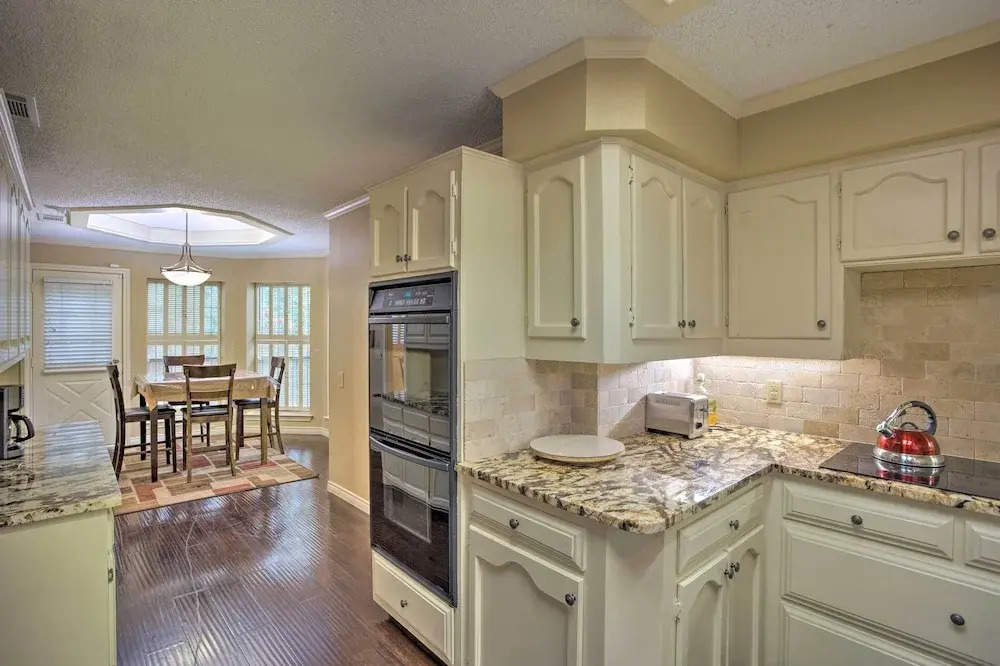 Unwind Fireside & Play Pool! Idyllic Mckinney Home