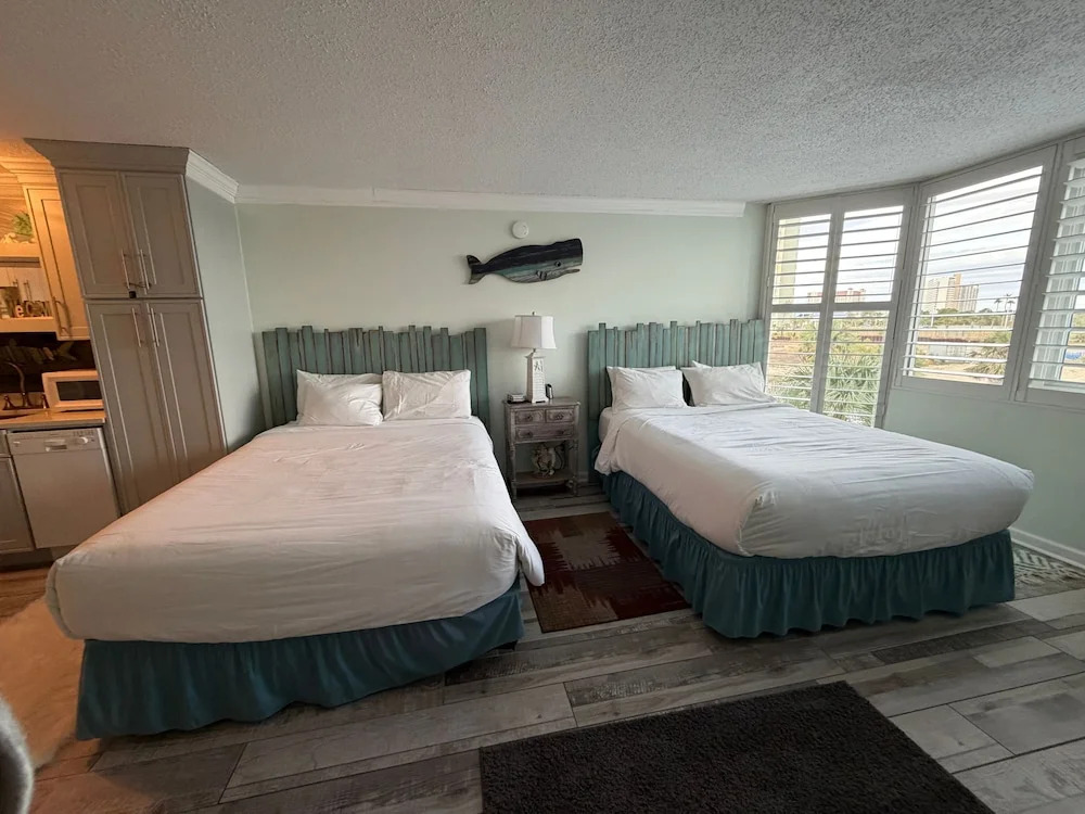 Renovated Beach Front Condo - Top of the Gulf 302