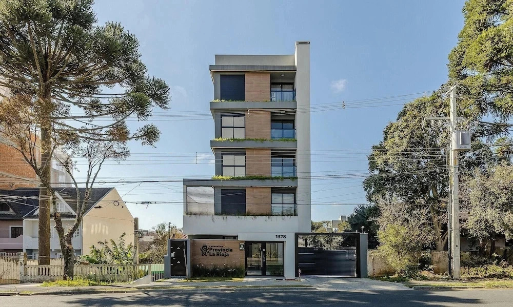 Your Complete Stay in a Building w/ a gym and Garage in Curitiba - Plags