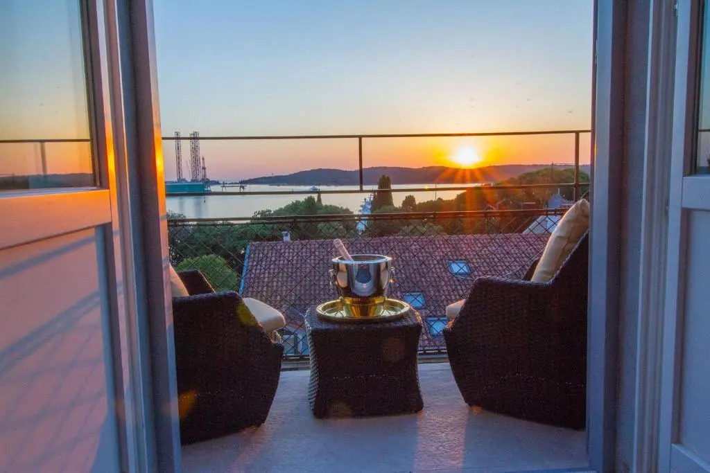 Arena & Seaview Luxurious Residence