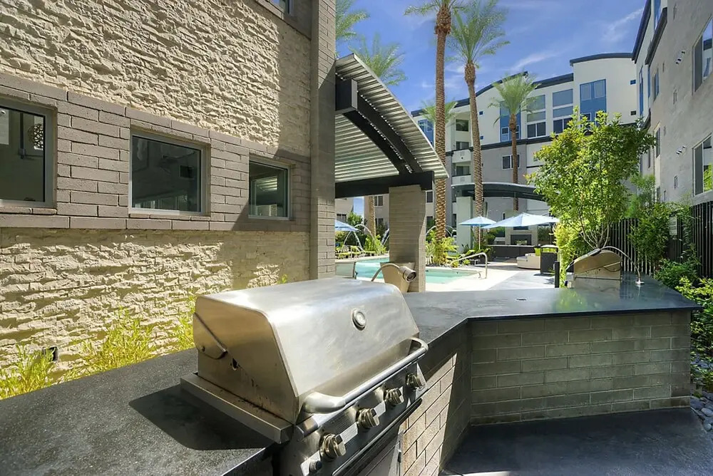 Upscale 2 BR King, Walk to Shops & Dining w/Parking (4036)