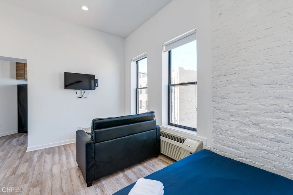 Wind Down After A Long Day In The Windy City - Full Kitchen, Spa Bath, Comfy Bed - 747 Lofts Cabin 202 by RedAwning