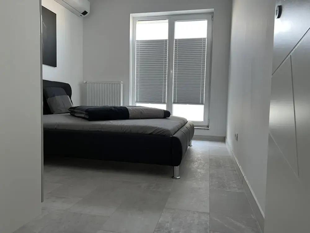 Stunning 2-Room Penthouse Lakeview W11