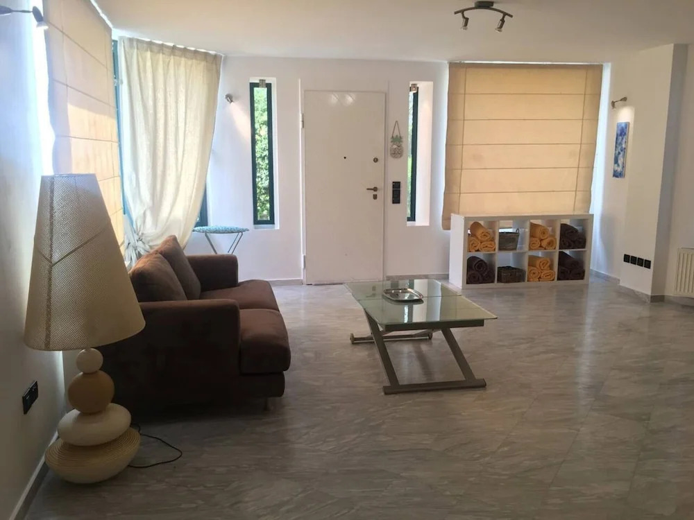 Stunning 4-bed Villa in Lagonisi Kalivia Thorikou