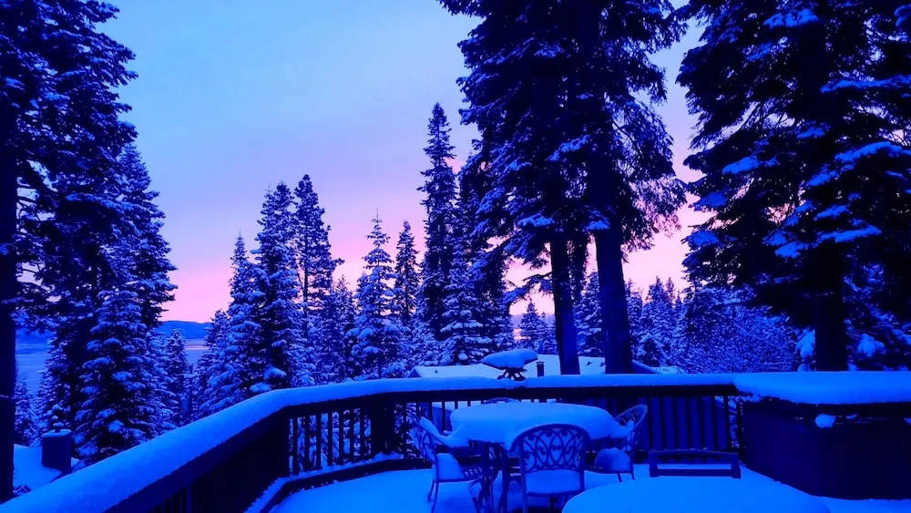 Lakeview Pine Haven: Hot Tub, Near Skiing & Beach 5 Bedroom Home