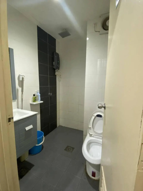 Private Studio Viana Court Service Apartment 1 with private parking