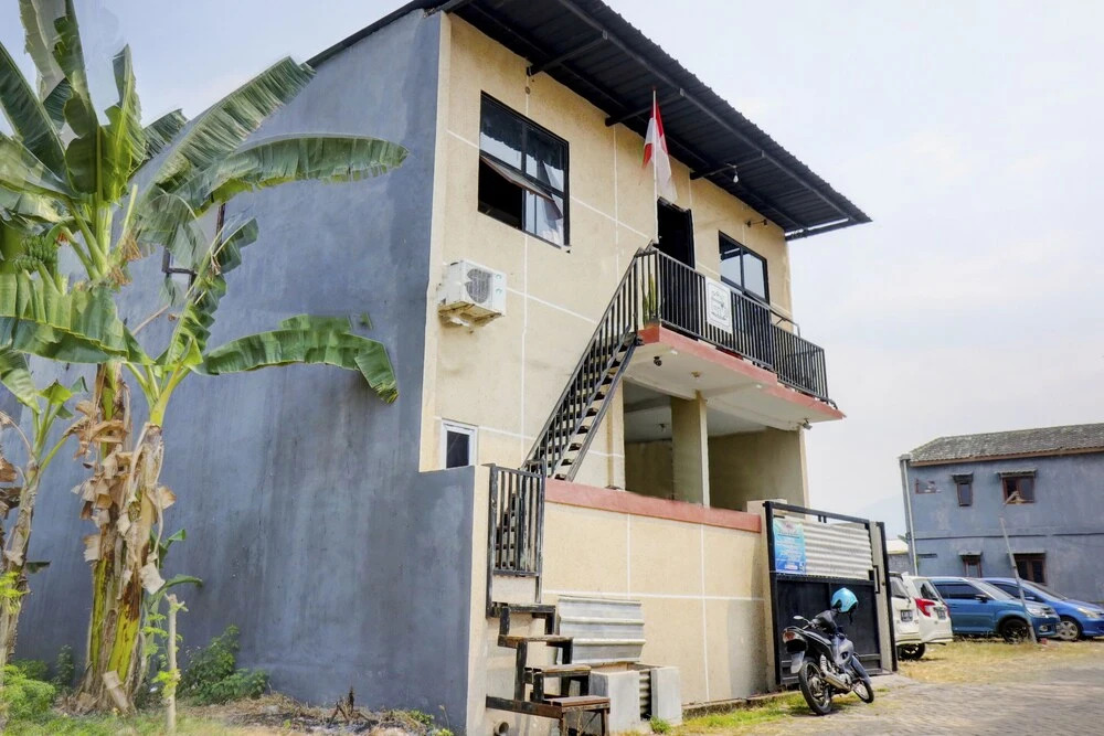 OYO Life 92922 Kost Bu Mala 1 Syariah