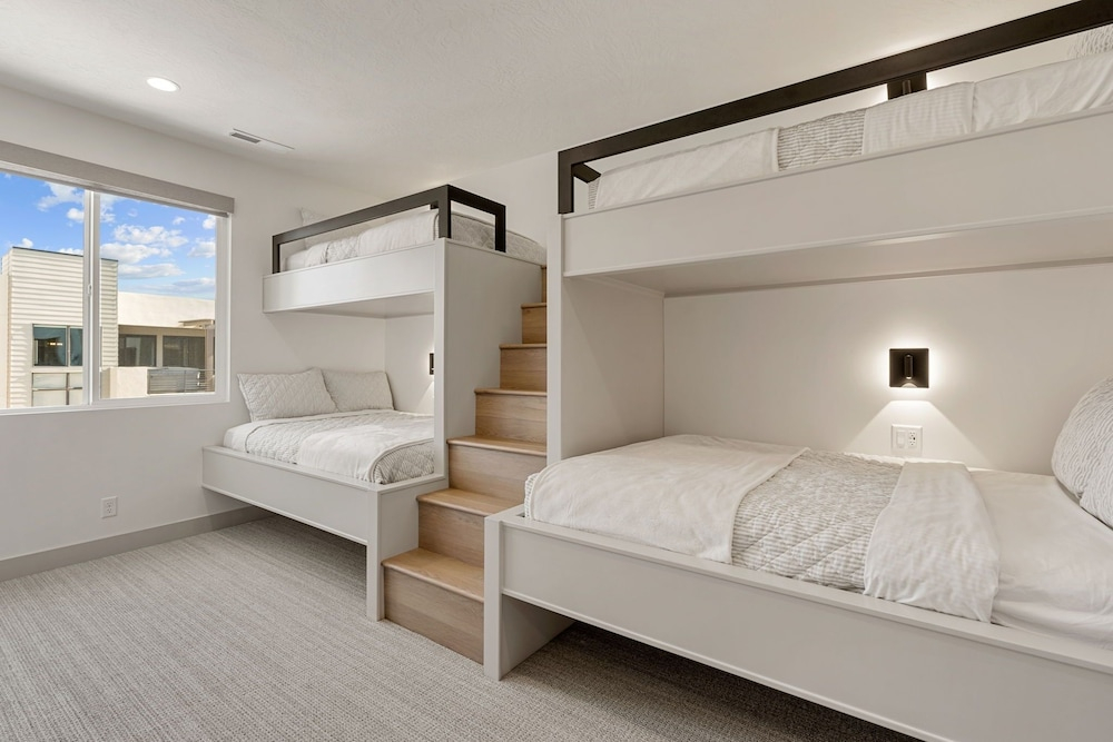 Luxury Rental At Desert Color 6 Bedroom Townhouse