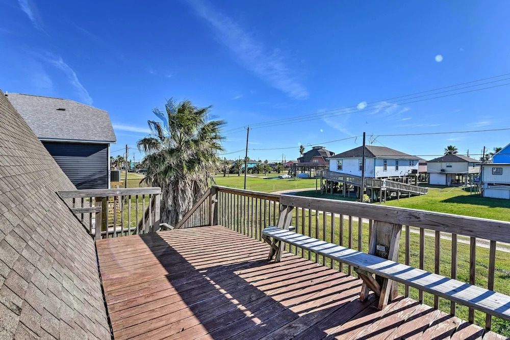 2 Blocks to Surfside Beach: A-frame Home w/ Deck