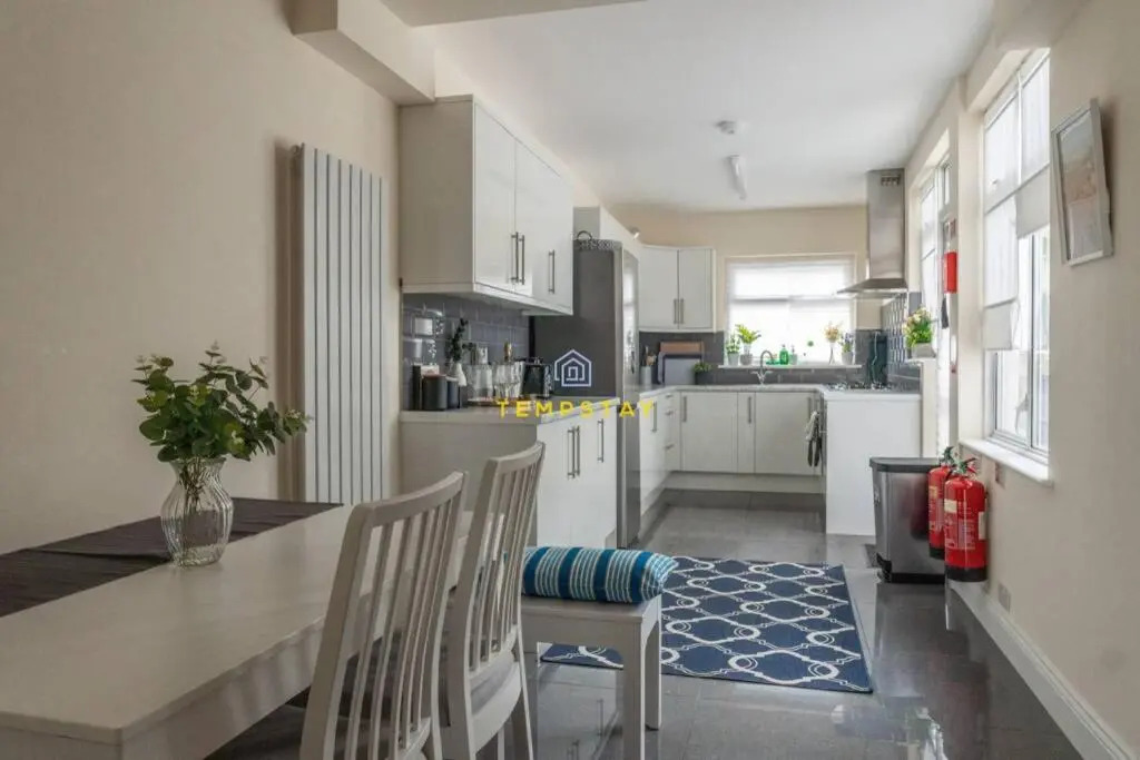 5 Bed/4 Bath At Wembley Stadium & Free Parking
